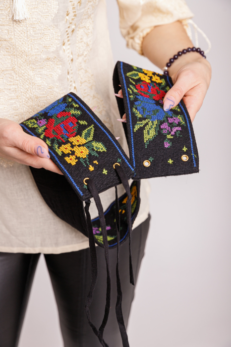 Brau traditional negru cu motiv floral multicolor Beatrice 02 [3]