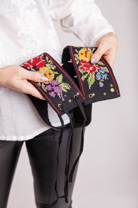 Brau traditional negru cu motiv floral multicolor Beatrice 03 [3]