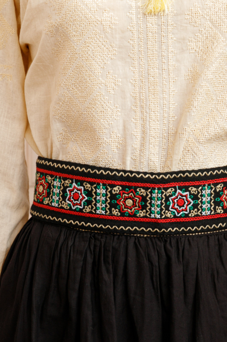 Brau traditional negru cu motiv floral multicolor Emanuela