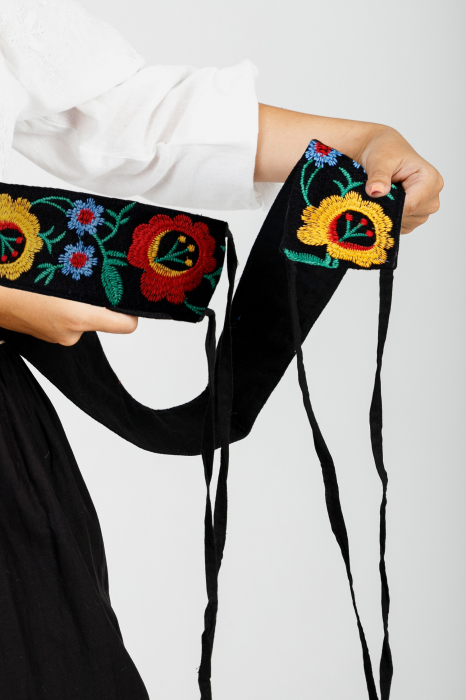 Brau traditional negru cu motiv floral multicolor Flavia 02 [3]