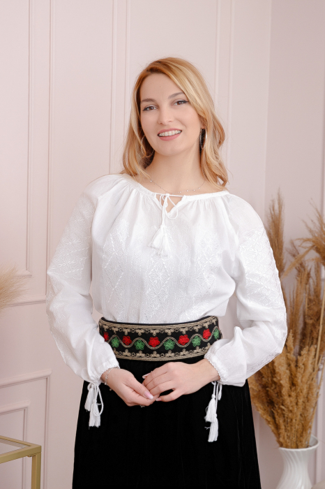 Brau traditional negru cu motiv floral multicolor Ioana [2]