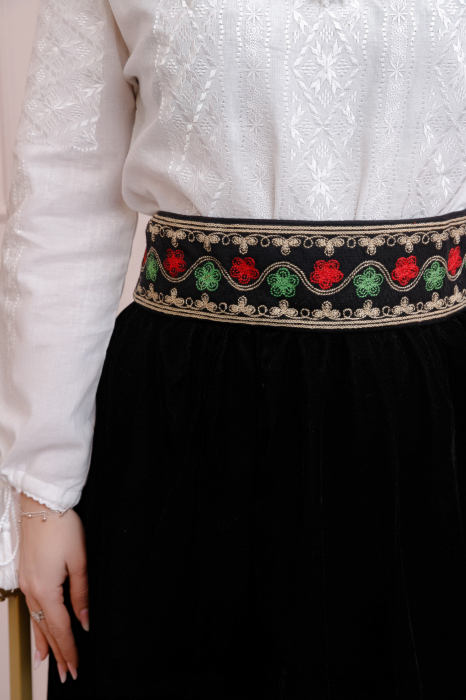 Brau traditional negru cu motiv floral multicolor Ioana
