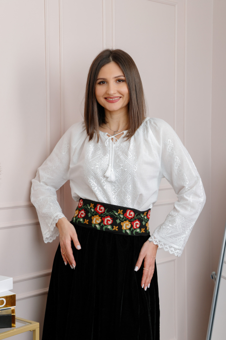 Brau traditional negru cu motiv floral multicolor Laura [3]