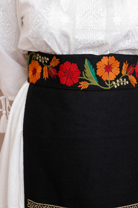 Brau traditional negru cu motiv floral multicolor Margareta