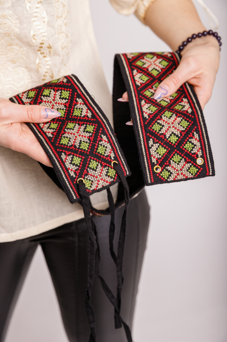 Brau traditional negru cu motiv geometric multicolor Zamfira 01 [3]