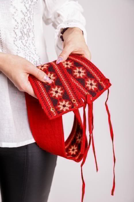 Brau traditional rosu cu motiv floral crem Carmina [3]