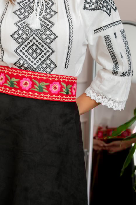 Brau traditional rosu cu motiv floral roz Lacramioara [1]
