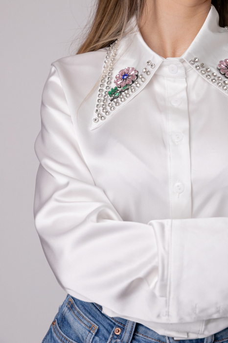 Camasa alba cu guler stilizat cu pietre colorate [2]