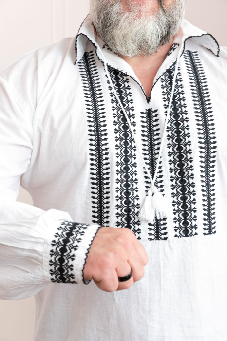 Camasa barbateasca traditionala alba cu motiv geometric negru Adrian [2]