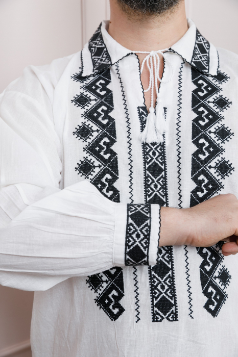 Camasa barbateasca traditionala alba cu motiv geometric negru Petru 01 [2]
