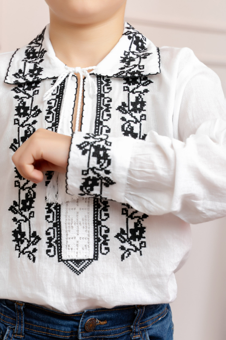 Camasa traditionala de baieti alba cu motiv floral negru Iacob [2]