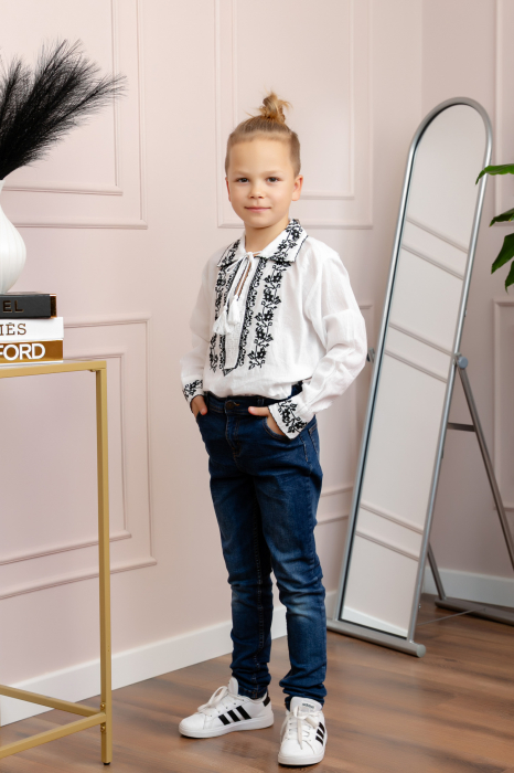 Camasa traditionala de baieti alba cu motiv floral negru Iacob [4]