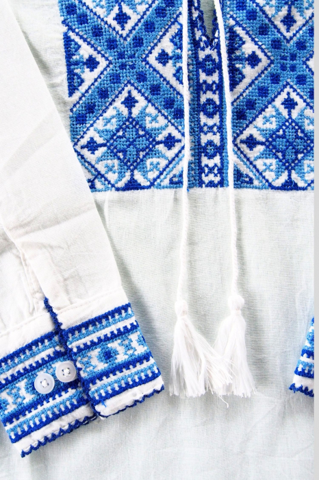 Camasa traditionala de baieti alba cu motiv geometric albastru Andreas [2]