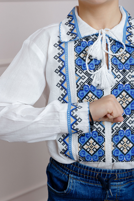 Camasa traditionala de baieti alba cu motiv geometric albastru Catalin [2]