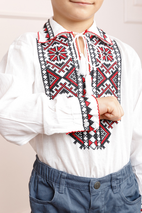 Camasa traditionala de baieti alba cu motiv geometric rosu Codrin 01 [2]