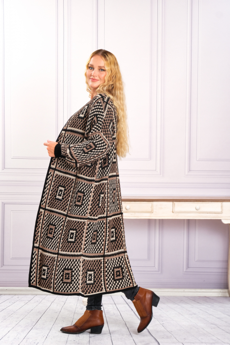 Cardigan tricotat maro cu model geometric crem [2]