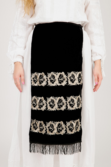 Catrinta traditionala neagra cu broderie florala aurie Florenta 01 [2]