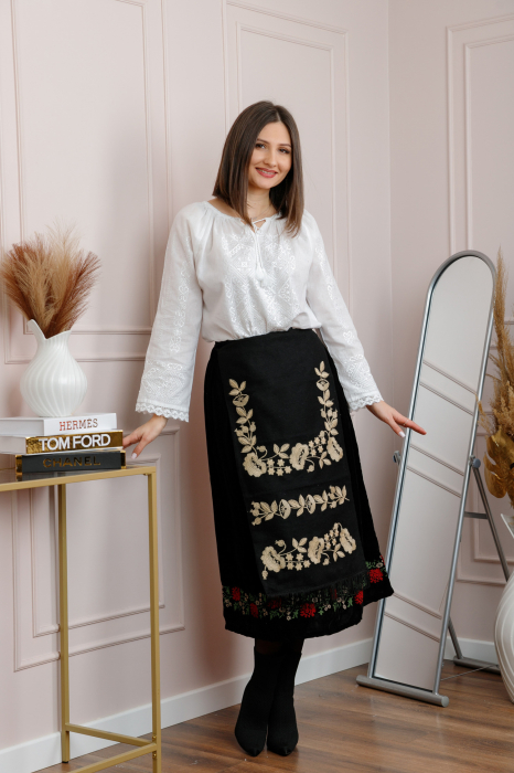 Catrinta traditionala neagra cu broderie florala aurie Madalina [5]