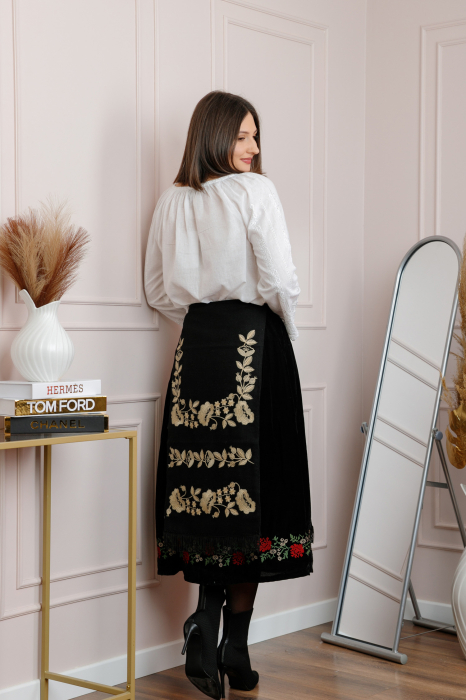 Catrinta traditionala neagra cu broderie florala aurie Madalina [3]