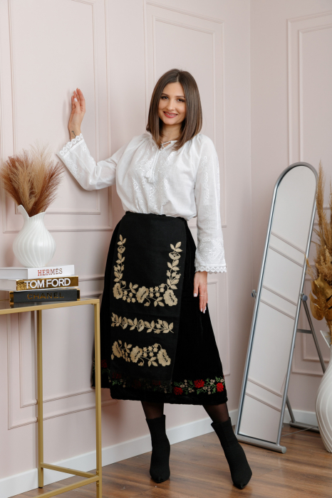 Catrinta traditionala neagra cu broderie florala aurie Madalina [4]