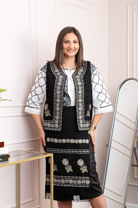 Catrinta traditionala neagra cu broderie florala aurie Mihaela [4]
