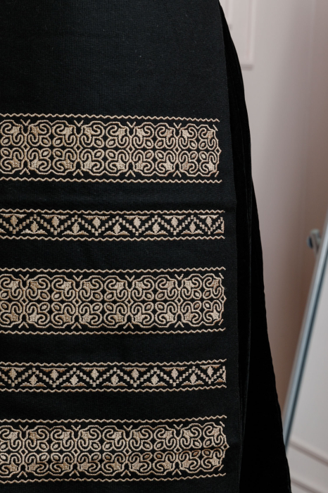 Catrinta traditionala neagra cu broderie florala aurie Ruxandra [2]