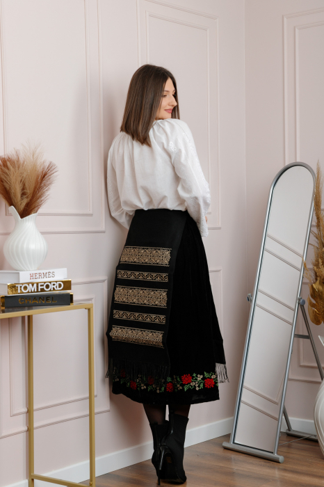 Catrinta traditionala neagra cu broderie florala aurie Ruxandra [3]