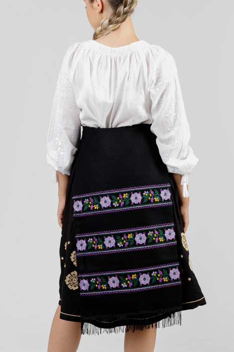 Catrinta traditionala neagra cu broderie florala mov Maria 02 [4]