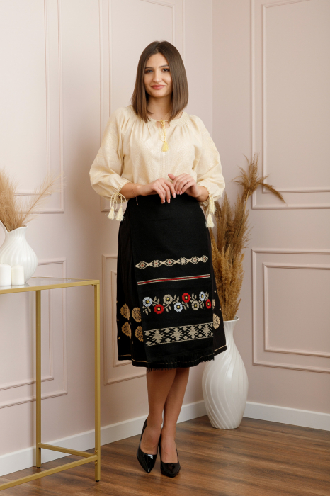 Catrinta traditionala neagra cu broderie florala multicolora Ivona