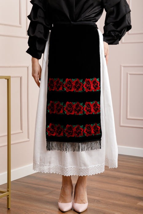 Catrinta traditionala neagra cu broderie florala rosie Florenta 02 [2]