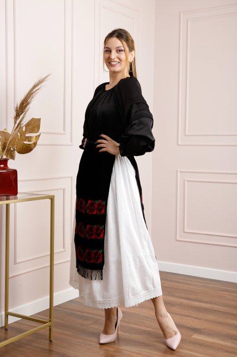 Catrinta traditionala neagra cu broderie florala rosie Florenta 02 [3]