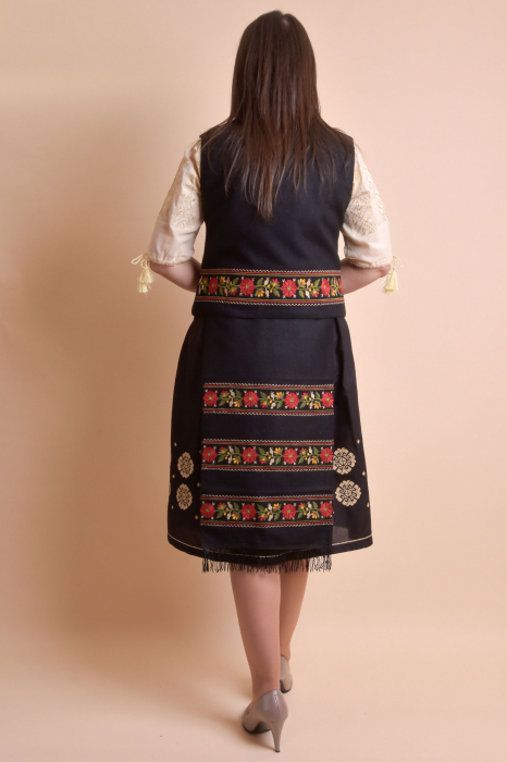 Catrinta traditionala neagra cu broderie florala rosie Maria [5]