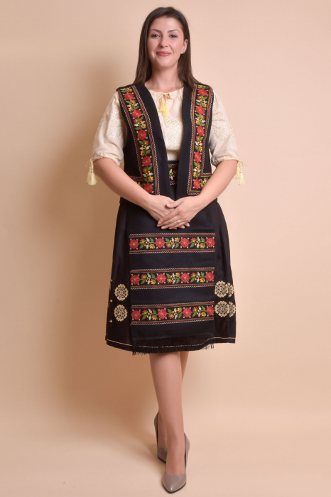 Catrinta traditionala neagra cu broderie florala rosie Maria [3]