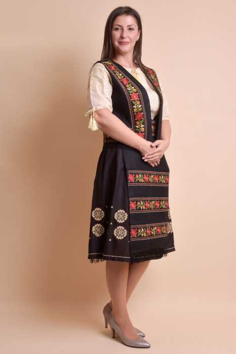 Catrinta traditionala neagra cu broderie florala rosie Maria [4]