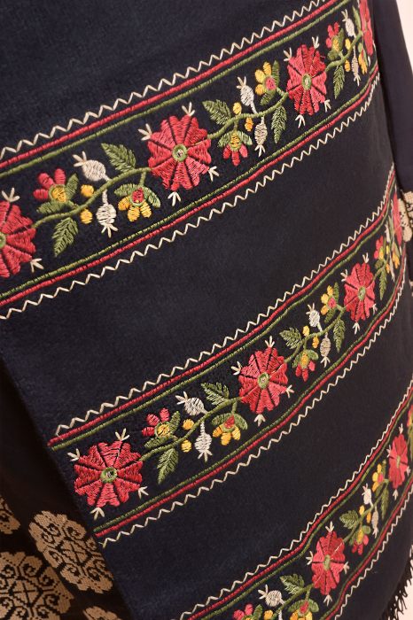 Catrinta traditionala neagra cu broderie florala rosie Maria [2]