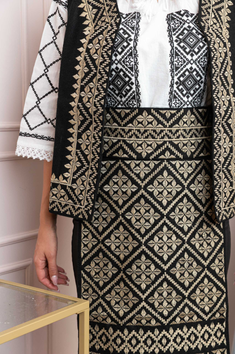 Catrinta traditionala neagra cu broderie geometrica aurie Dorina [2]