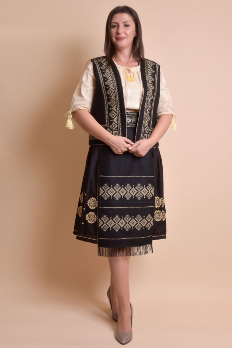Catrinta traditionala neagra cu broderie geometrica crem Ana [2]