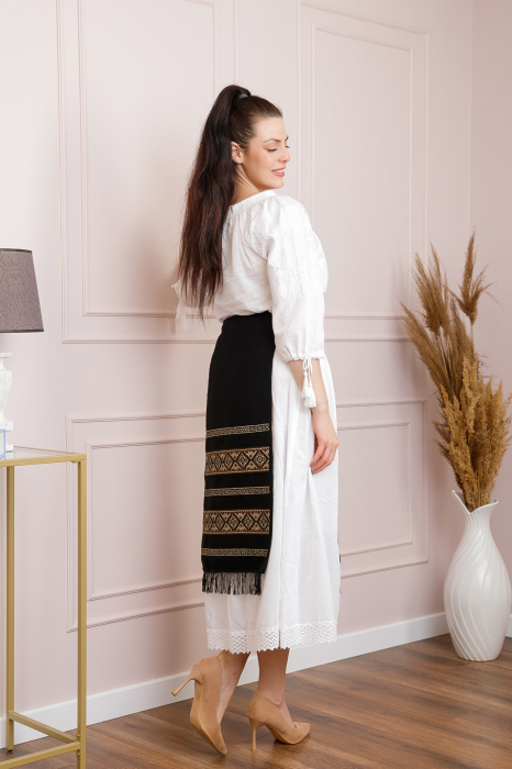 Catrinta traditionala neagra cu broderie geometrica crem Ileana [3]