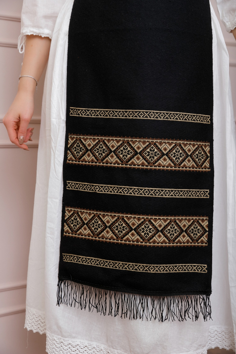 Catrinta traditionala neagra cu broderie geometrica crem Ileana [2]