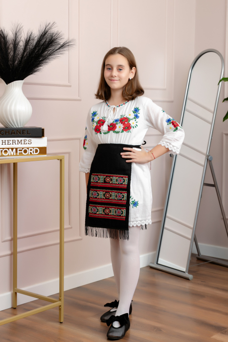Catrinta traditionala neagra pentru fetite cu broderie florala multicolora Emanuela 02 [4]