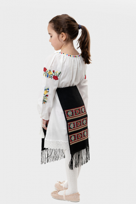 Catrinta traditionala neagra pentru fetite cu broderie florala multicolora Emanuela [3]