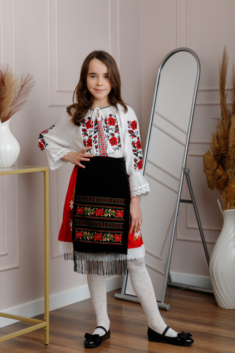 Catrinta traditionala neagra pentru fetite cu broderie florala rosie Sonia 02 [2]