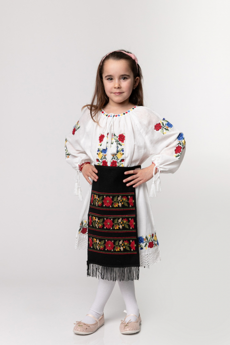Catrinta traditionala neagra pentru fetite cu broderie florala rosie Sonia [2]