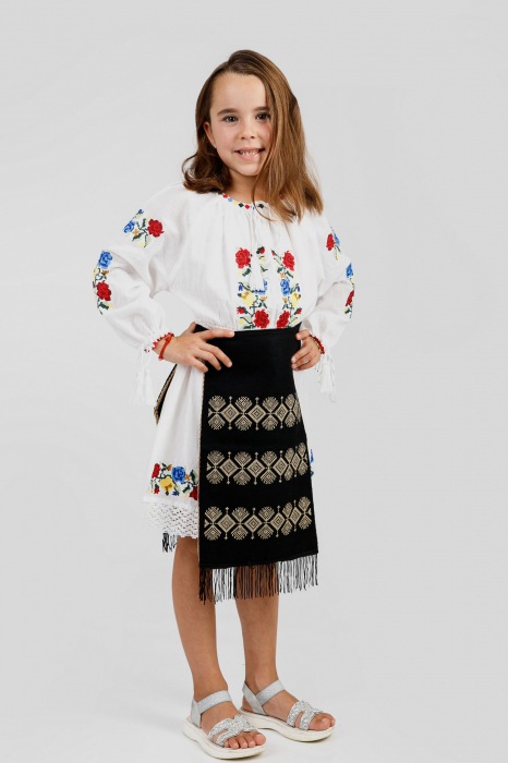 Catrinta traditionala neagra pentru fetite cu broderie geometrica crem Flavia [2]