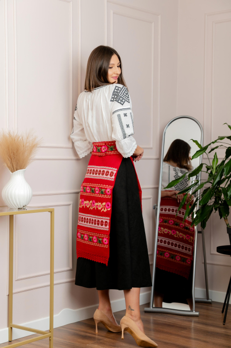 Catrinta traditionala rosie cu broderie florala roz Lacramioara [3]