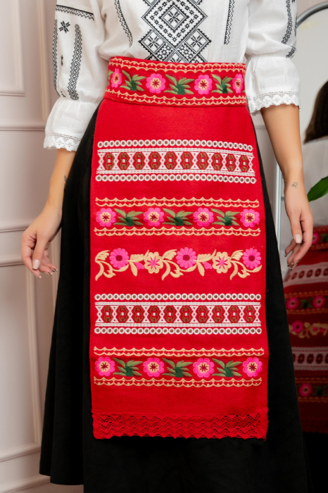 Catrinta traditionala rosie cu broderie florala roz Lacramioara [2]