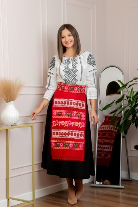 Catrinta traditionala rosie cu broderie florala roz Lacramioara [1]