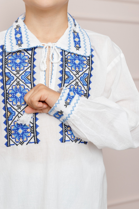 Compleu traditional alb pentru baieti cu motiv floral albastru Mugur [2]
