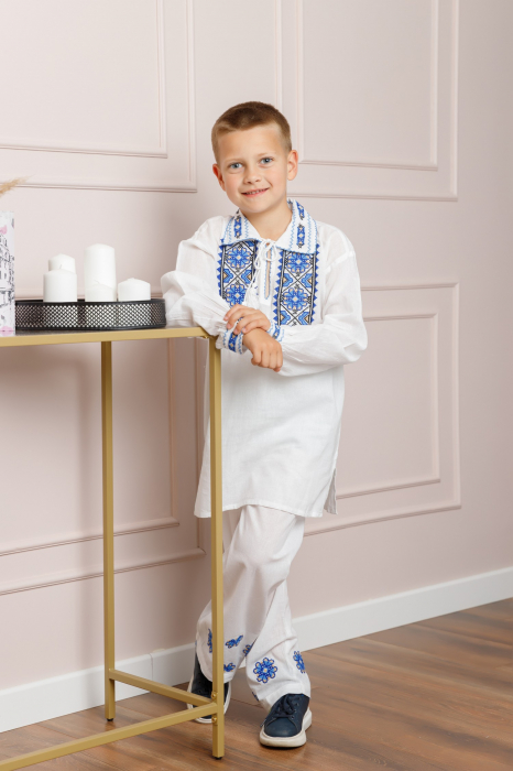 Compleu traditional alb pentru baieti cu motiv floral albastru Mugur [4]