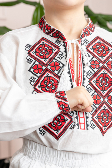 Compleu traditional alb pentru baieti cu motiv geometric rosu Radu [2]